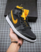 Carregar imagem no visualizador da galeria, Tênis Nike Air Jordan 1