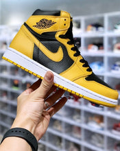 Carregar imagem no visualizador da galeria, Tênis Nike Air Jordan 1