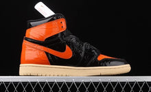 Carregar imagem no visualizador da galeria, Tênis Nike Air Jordan 1