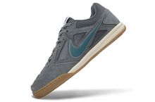 Carregar imagem no visualizador da galeria, Nike SB Gato Futsal - Cinza

