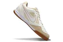 Carregar imagem no visualizador da galeria, Nike SB Gato Futsal - Branco Dourado
