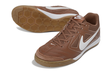 Carregar imagem no visualizador da galeria, Nike SB Gato Futsal - Marrom
