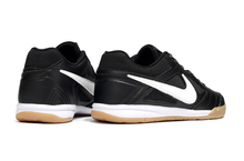Carregar imagem no visualizador da galeria, Nike SB Gato Futsal - Preto Branco
