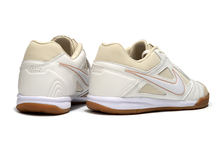 Carregar imagem no visualizador da galeria, Nike SB Gato Futsal - Branco Dourado
