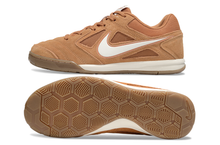 Carregar imagem no visualizador da galeria, Nike SB Gato Futsal
