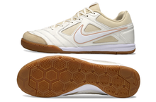 Carregar imagem no visualizador da galeria, Nike SB Gato Futsal - Branco Dourado
