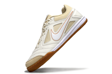 Carregar imagem no visualizador da galeria, Nike SB Gato Futsal - Branco Dourado
