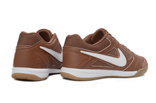 Carregar imagem no visualizador da galeria, Nike SB Gato Futsal - Marrom
