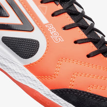 Carregar imagem no visualizador da galeria, Chuteira Futsal Umbro Pro 5 Bump Coral
