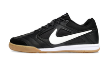 Carregar imagem no visualizador da galeria, Nike SB Gato Futsal - Preto Branco

