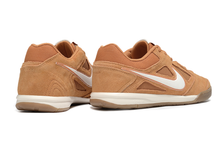 Carregar imagem no visualizador da galeria, Nike SB Gato Futsal
