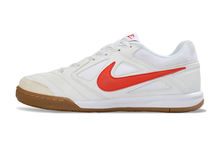 Carregar imagem no visualizador da galeria, Nike SB Gato Futsal - Branco Vermelho
