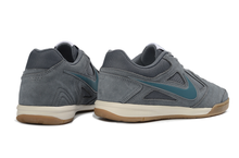 Carregar imagem no visualizador da galeria, Nike SB Gato Futsal - Cinza
