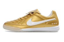 Carregar imagem no visualizador da galeria, Nike Tiempo Ronaldinho R10 Futsal - Dourado
