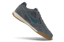 Carregar imagem no visualizador da galeria, Nike SB Gato Futsal - Cinza
