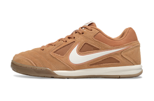Carregar imagem no visualizador da galeria, Nike SB Gato Futsal
