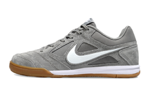 Carregar imagem no visualizador da galeria, Nike SB Gato Futsal - Cinza
