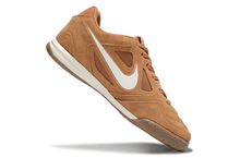 Carregar imagem no visualizador da galeria, Nike SB Gato Futsal
